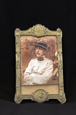 가정용 액자 속 프랑스 군인의 제복을 입은 초상 사진. 프렌치 육군 원수와 조프르 원수의 부조가 특징이다.