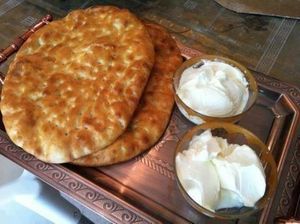 쿠르드식 요구르트와 쿠르드 치즈와 함께 제공되는 쿠르드 쿨레레