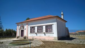 에스타두 노부의 플라노 두스 센테나리우스 시대에 건설된 초등학교의 예시, 입구 위에 포르투갈 방패가 특징적으로 새겨져 있다