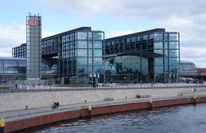 역 건물과 남쪽 광장의 모습