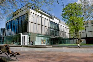 미술관의 현대 건물과 정문