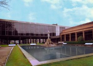 첫 번째 확장. 1971년 현대 건물 조감도.