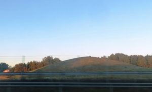 할덴의 옐스타드에 있는 바이킹 무덤. 옐하우겐 무덤은 옐스타드 선박 매장보다 약 300년 전인 6세기에 지어졌을 것으로 추정된다.