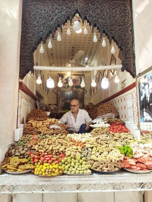 마라케시 구시가지의 모로코 전통 쿠키 판매상