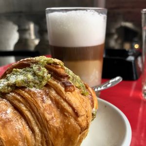 نص-نص}} "반반", 카페 크레마의 모로코 변형)와 함께 제공되는 피스타치오 크루아상