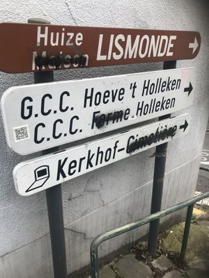 링케베크의 이중 언어 도로 표지판. 프랑스어 단어가 지워져 있고, 네덜란드어 단어만 남아 있다.