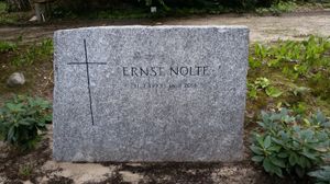 베를린-템펠호프의 St.-Matthias-Gemeinde 묘지에 있는 에른스트 놀테의 무덤