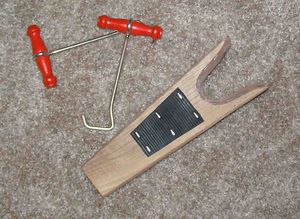 부츠 후크(왼쪽)와 부츠 잭(오른쪽)