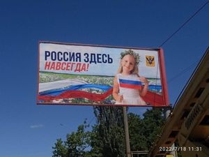 2022년 점령된 헤르손에서 "러시아는 영원히 여기에!"라고 선언하는 러시아 선전 포스터.