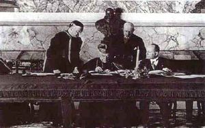 무솔리니 (오른쪽)가 라테란 조약 (1929년 2월 11일, 바티칸 시국)에 서명하고 있다.