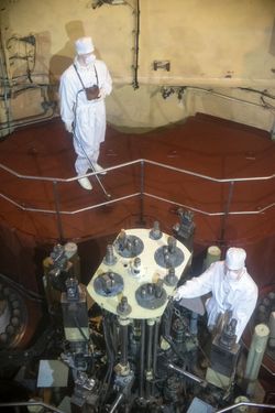 전시된 레닌의 주기관. 원자로 점검 모습을 재현하고 있다.