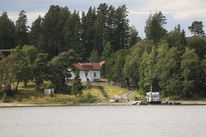 MS 토르비에른 페리를 타고 우퇴위아섬에 도착하는 모습. 가장 가까운 흰색 건물은 섬의 원래 집 중 하나이다.