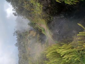 2022년 10월 칼루아펠레 내부의 틈새에서 뿜어져 나오는 증기