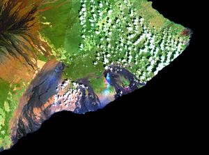 킬라우에아의 전체 모습. 검은 부분은 비교적 새로운 용암류로 인해 식생이 적은 곳이다. 1999-2001년 데이터.