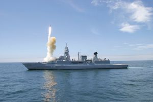 작센급 호위함이 SM-2 미사일을 발사하고 있다.