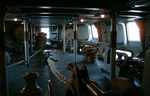 레이더 반사 면적을 줄이기 위해 덮인 수르쿠프의 케이블 데크; 선박 운용은 선체의 구멍을 통해 이루어진다.