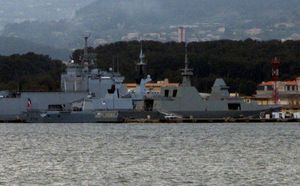 호위함 Aconit과 RSS Intrepid가 나란히 있어, 상부 구조의 차이점을 보여준다.