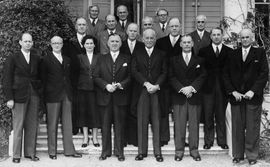 1954년 11월 27일 정부 청사에서 홀랜드(앞줄 가운데)와 내각 장관들이 총독 윌러비 노리 경(홀랜드 왼쪽)과 함께