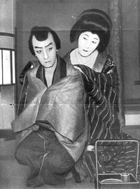 초대 도쿄 극장의 개관 공연에 출연한 15대 이치무라 우자에몬(왼쪽)과 6대 오노에 바이코 『눈 내리는 밤 이리야 아제미치』(미치토세와 나오지)에서