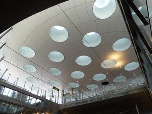 터널 남쪽의 휠리에 역의 특징적인 지붕