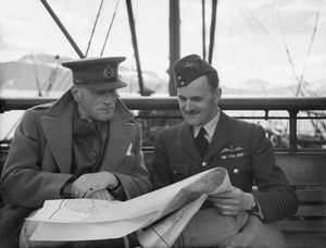 북서 원정군 총사령관 클로드 오친렉 중장과 그룹 캡틴 무어가 MS 크로브리호에서 지도를 보고 있다.