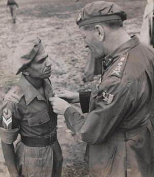 1945년 오친렉으로부터 인도 공로 훈장을 받는 제5 마라타 경보병대의 나이크 나라얀 신데.