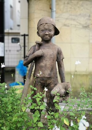 성덕 초등학교 터에 세워진 "연식 야구 발상지" 기념 동상