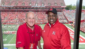 마시시 대통령(오른쪽)은 로버트 L. 바르치 럿거스 대학교 전 총장과 포즈를 취하고 있다.