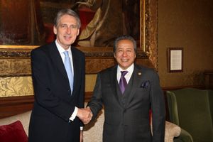 2014년 12월 9일 런던에서 아니파흐가 영국 외무부 장관 필립 해먼드를 만나는 모습.