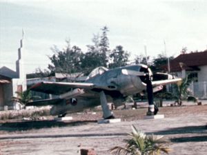 1968년 베트남 냐짱 공군 기지에 기념물로 세워진 F8F