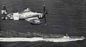 1949년 USS 미드웨이(CVB-41) 상공을 비행하는 VC-62의 F8F-2P 정찰기