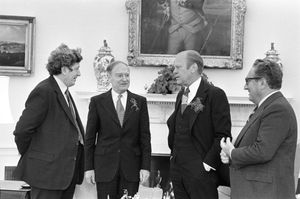 1976년 성 패트릭의 날, 백악관 오벌 오피스에서 리엄 코스그레이브 총리, 제럴드 포드 미국 대통령, 헨리 키신저 미국 국무장관과 함께 있는 피츠제럴드(왼쪽)