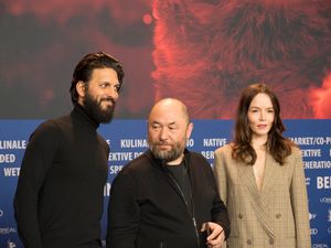 샤자드 라티프, 티무르 베크맘베토프, 발린 케인이 2018 베를린 영화제에서 《프로필》 기자 회견에 참석하고 있다.