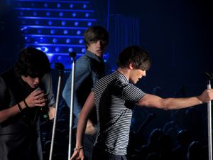 톰린슨(오른쪽)은 원 디렉션 밴드 멤버 해리 스타일스(왼쪽) 및 리암 페인(가운데)과 함께 X 팩터 라이브 투어에 참여했다.