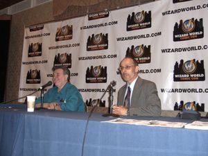 애덤스와 라파엘 메도프가 2011년 5월 21일 빅 애플 컨벤션에서 그들은 말했다: 홀로코스트에 반대하는 미국의 목소리를 홍보하는 모습