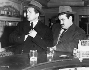 맥그로우(왼쪽)와 윌리엄 콘래드는 살인자들(The Killers) (1946)에서 악명 높은 청부 살인업자 듀오를 연기했다.