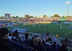 5,624명의 팬들이 2013년 10월 호프스트라에서 코스모스와 FC 에드먼턴 간의 경기를 관람하고 있다.