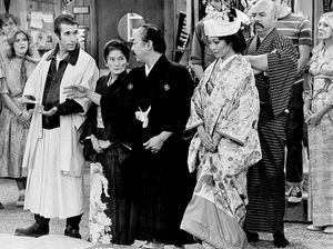 해피 데이즈의 아놀드의 결혼식 사진. 아놀드는 폰지 (헨리 윙클러)에게 전통적인 일본 결혼식에서 들러리를 부탁한다.