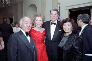 1987년 팻 모리타와 유키 모리타와 함께 사진을 찍는 로널드 레이건 대통령과 낸시 레이건
