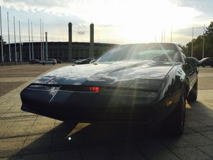 검은색 KITT를 모방하여 제작된 폰티악 파이어버드 트랜스 암