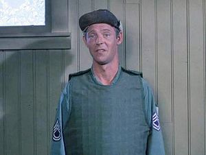 래리 호비스는 카터 상사 역을 맡았다