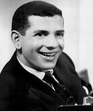 로버트 클라리는 제2차 세계 대전 중 3년 동안 강제 수용소에 수감되었으며, 팔에 그의 신분증 문신이 새겨져 있었다.