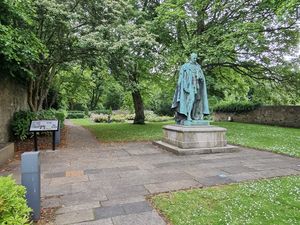 린리스고 로즈 가든과 린리스고 후작의 동상