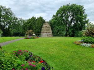 1916년에 마을에 기증된 Learmonth 정원과 비둘기집