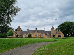 과거 린리스고 아카데미 건물을 사용하는 로우 포트 초등학교