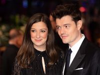 2020년 2월 20일 제70회 베를린 국제 영화제에서 남편 샘 라일리와 함께 있는 라라