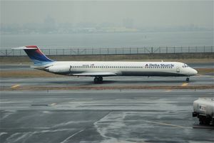 2008년 라과디아 공항에 있는 델타 셔틀 MD-88