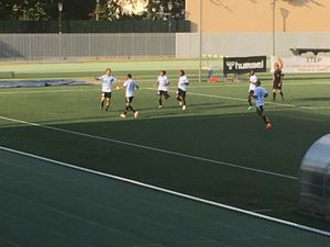 라싱 클뢰브 드 프랑스가 2023-24 샹피오나 나시오날 2 시즌 중 스타드 알퐁스 르 갈로에서 AF 비루아에 득점한 것을 축하하고 있다.