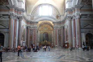 로마 기둥이 있는 트랜셉트