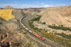 바이인 유색 집단의 아연 광산을 출발하는 광석 열차